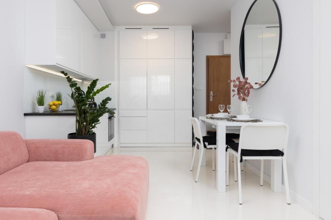 Stylish Przedpole With Balcony & Parking By Renters Apartamento *